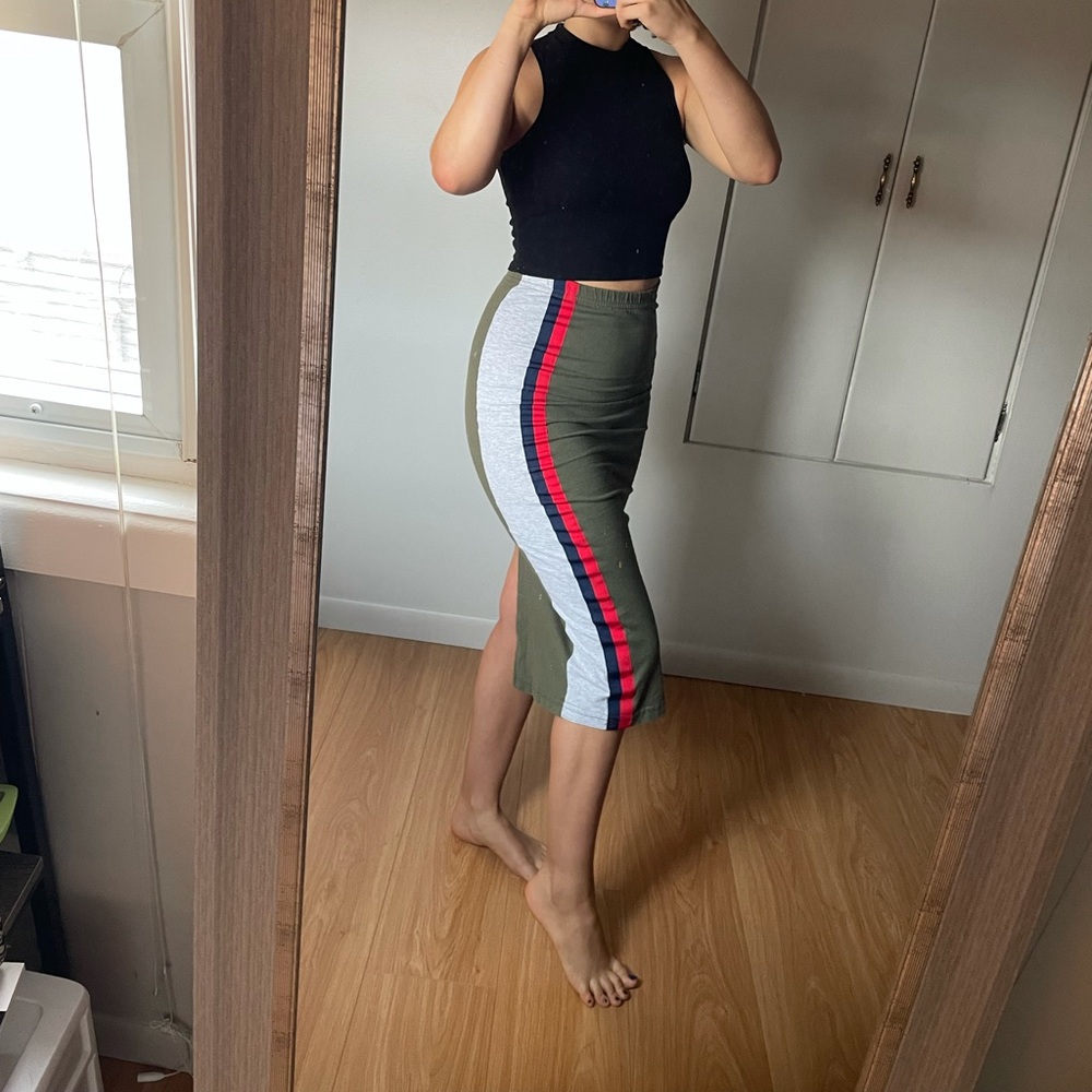 Mid-length pencil skirt.